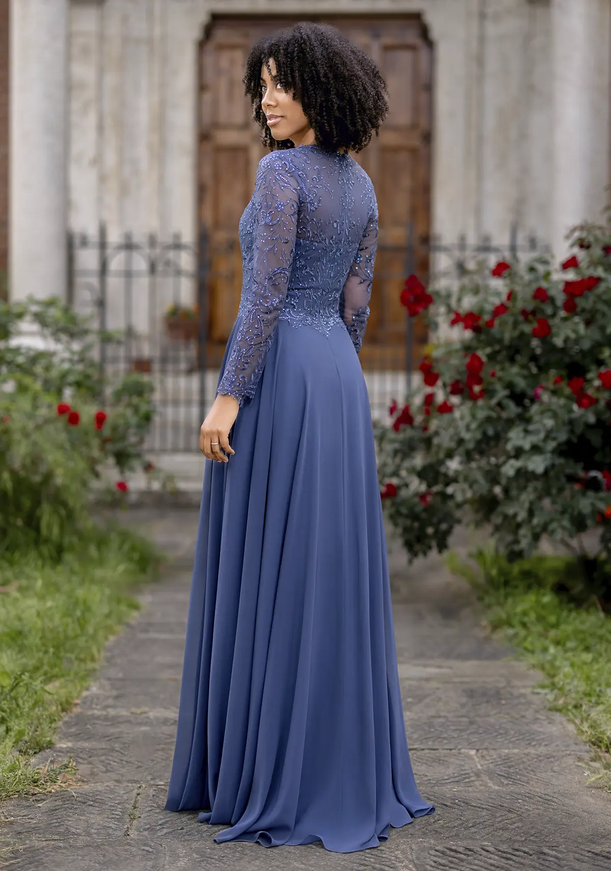 Frau in einem Chiffon-Abendkleid mit langen Ärmeln und hinten hoch geschossen in der Farbe rauchblau, Rückenansicht