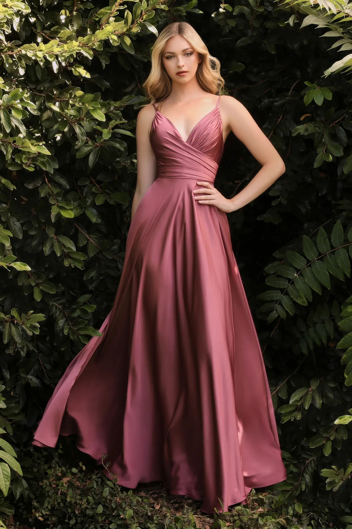 Frau in einem Satin-Abendkleid aus fliessendem Stoff Mauve Stieg und mit Beinschlitz