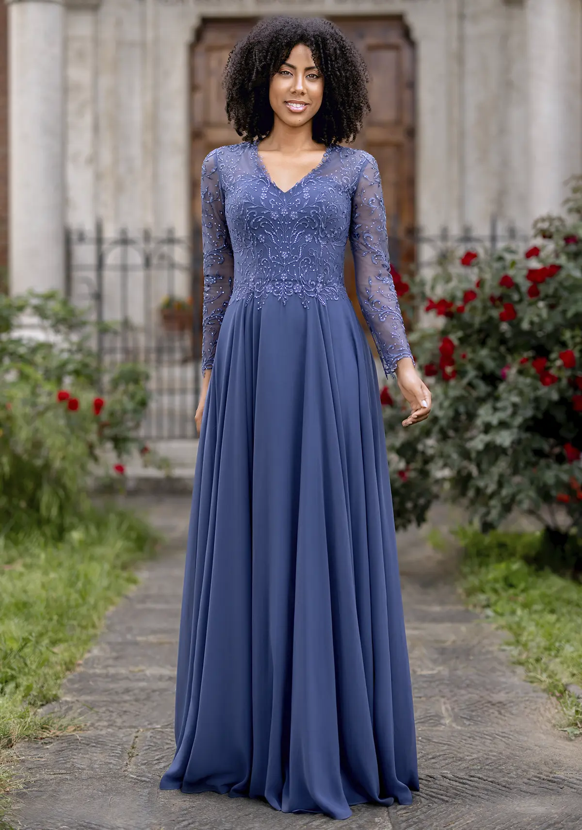 Frau in einem Chiffon-Abendkleid mit langen Ärmeln und hinten hoch geschossen in der Farbe rauchblau