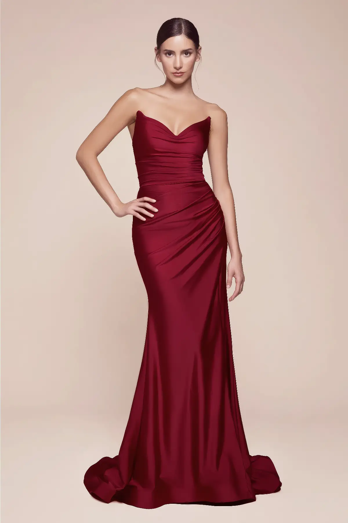 Frau in einem trägerlosen Abendkleid Mermaid mit Beinschlitz aus Satin Burgundy