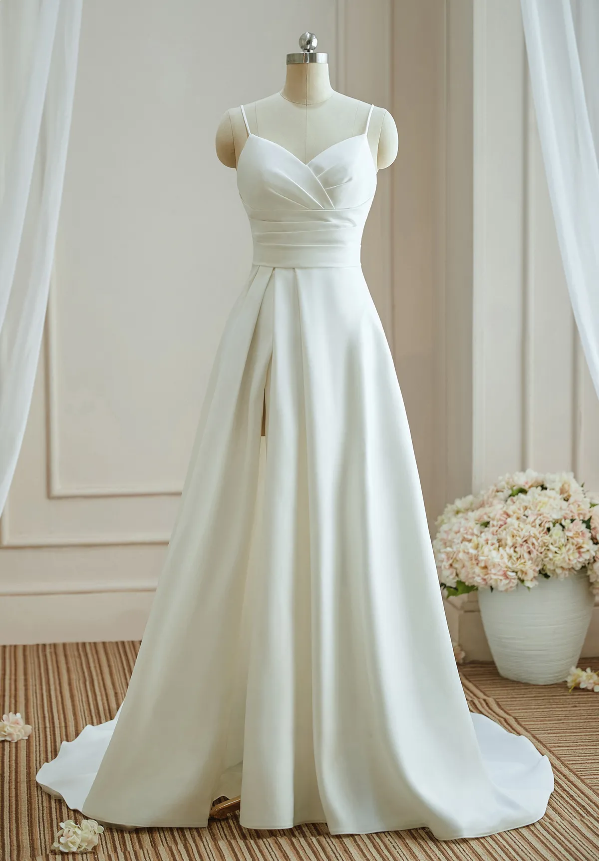 Schlichtes Hochzeitskleid aus hochwertigem Satin und mit Beinschlitz