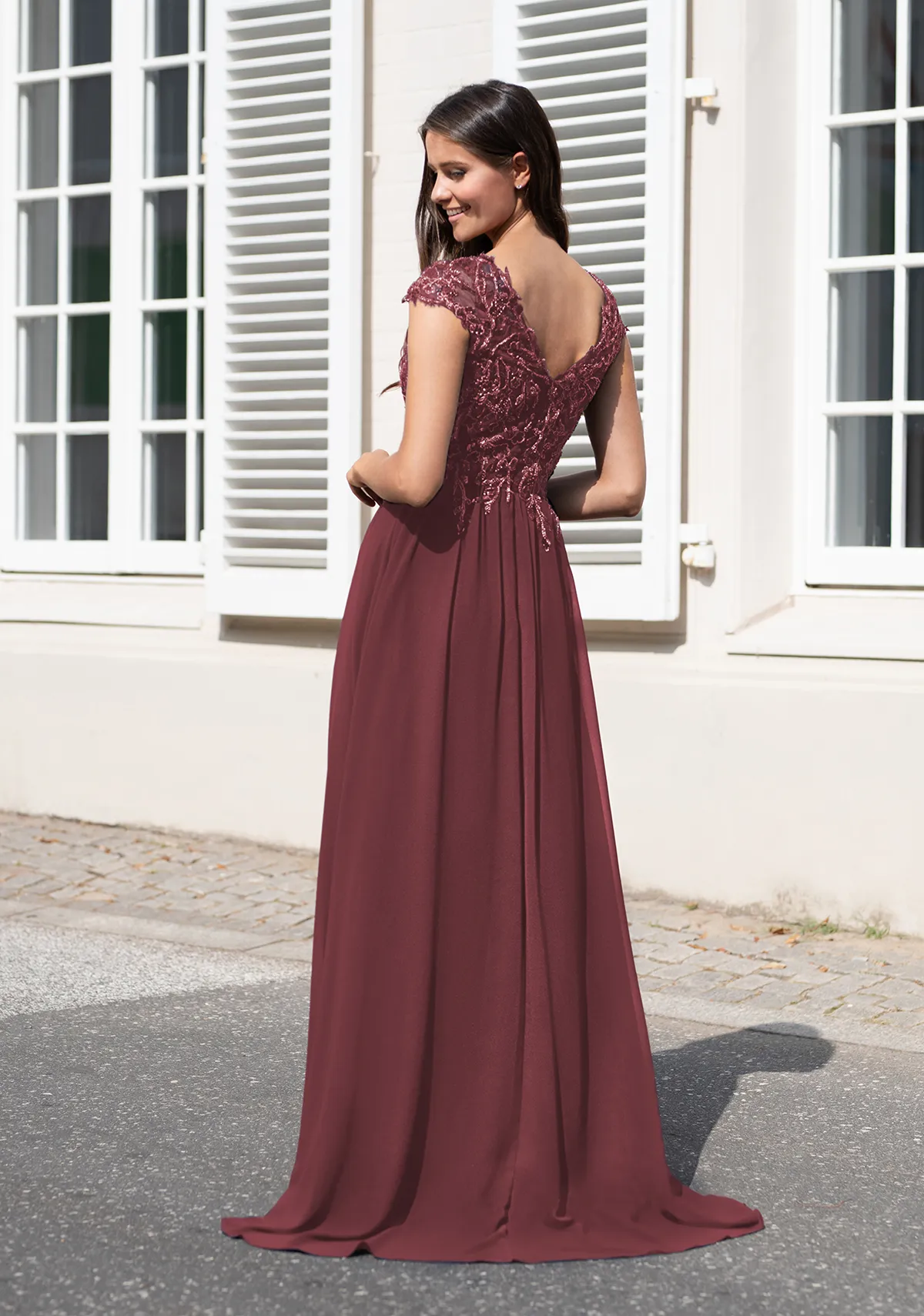 Frau in einem traumhaft verzierten Chiffon-Abenkleid von Christian Koehlert in Bordeaux, Rückenansicht