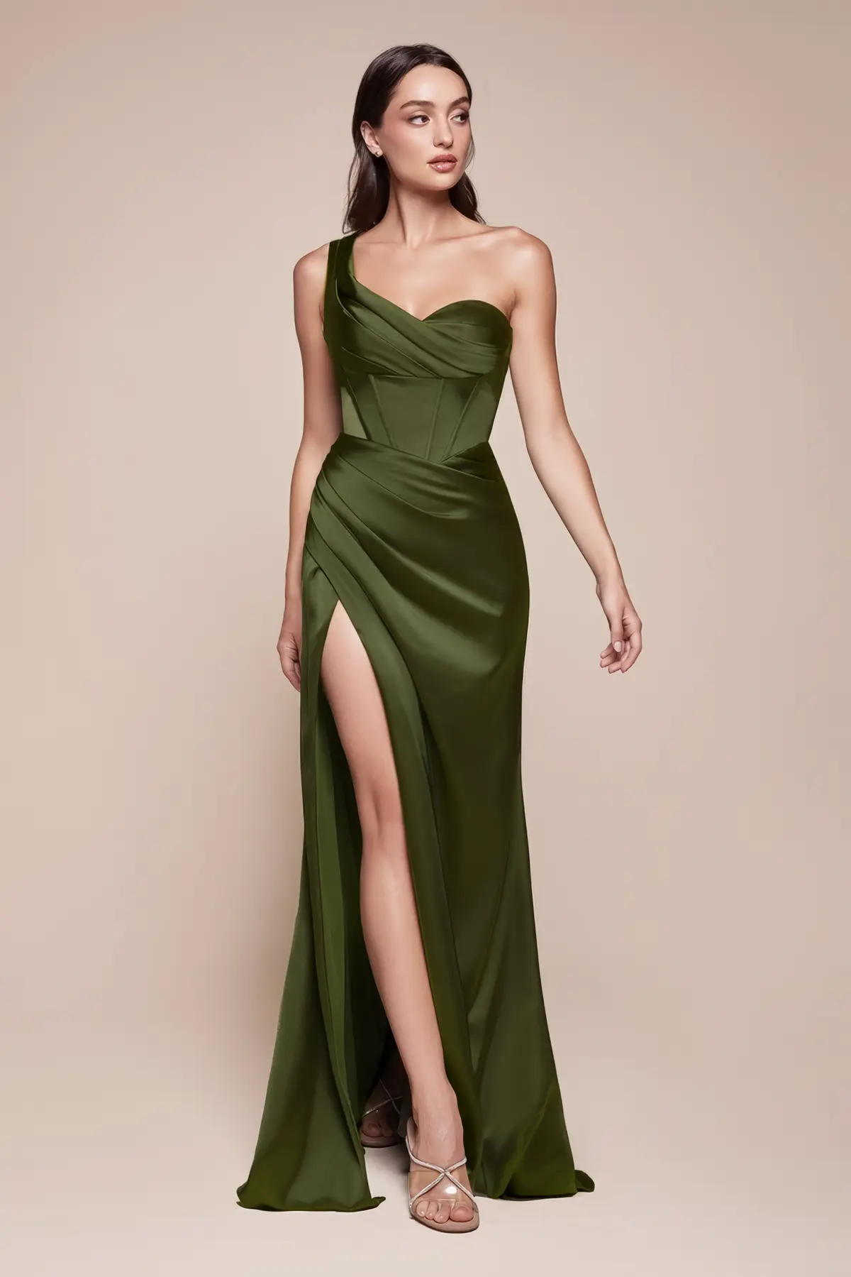 Frau in einem Satin-Abendkleid One-Shoulder mit Beinschlitz in der Farbe Olive-Grün