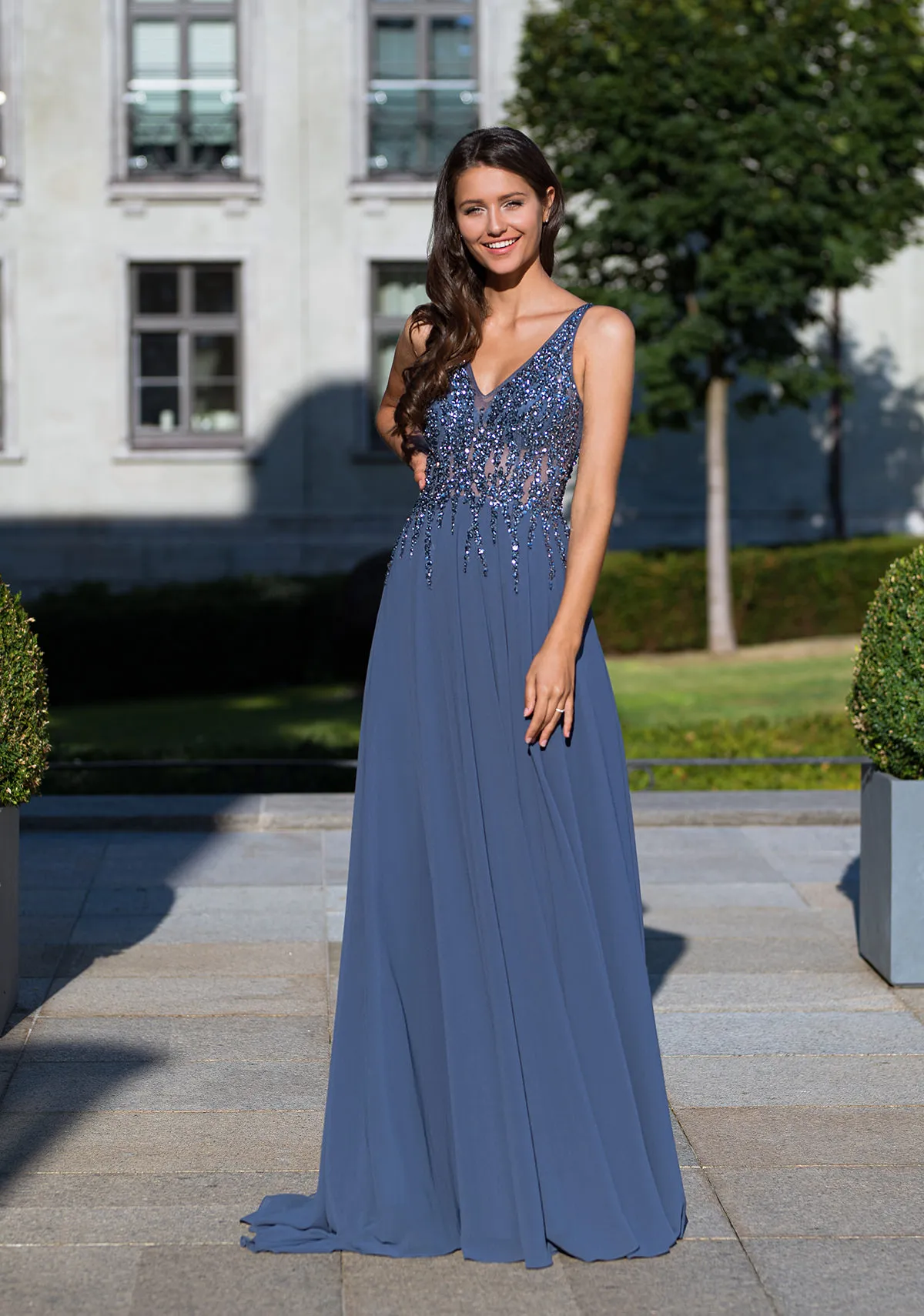 Frau in einem Abendkleid aus Chiffon und mit Pailletten-Oberteil in der Farbe Vintage-Indigo, Vorderansicht