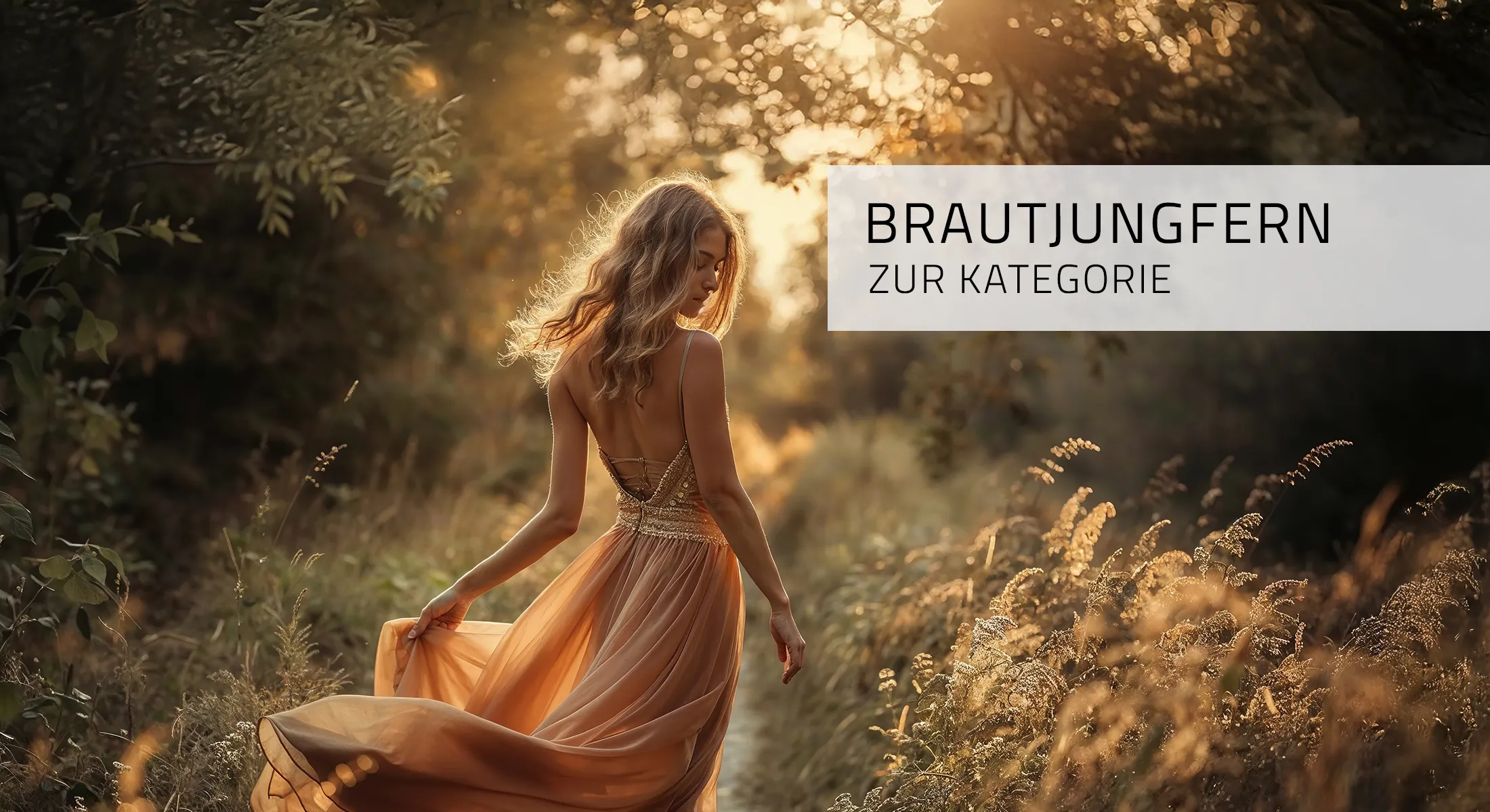 Brautjungfer steht in einem Abendkleid in einer Herbstwiese